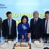 La vice-présidente Vo Thi Anh Xuan coupe le gâteau pour inaugurer le premier vol direct reliant Hanoï à Milan (Italie). Photo : VNA