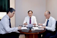 Le vice-Premier ministre et ministre des AE du Vietnam, Bùi Thanh Son, a eu un entretien téléphonique avec le ministre sud-coréen des AE, Cho Hyun. Photo: VNA