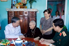 Le secrétaire général du Parti et président de la République, To Lam, rend visite à la vietnamienne héroïque, Huynh Thi Lo. Photo: VNA