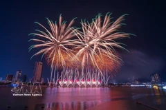 Lors du DIFF 2025, les équipes du Portugal et du Royaume-Uni ont offert des spectacles pyrotechniques éblouissants, alliant avec finesse les techniques modernes de feux d’artifice et les riches influences de la culture européenne. Photo: VNA