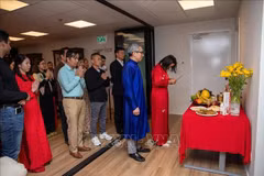 Le Comité exécutif de l'Association des Vietnamiens en Israël, en collaboration avec l'ambassade du Vietnam dans ce pays, a organisé lundi soir 7 avril une cérémonie d'offrande d'encens en commémoration des rois Hùng. Photo : VNA