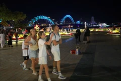 Des touristes visitent Da Nang à l'occasion du Nouvel An lunaire. Photo: VNA