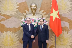 Le président de l’Assemblée nationale (AN) du Vietnam, Tran Thanh Man (à droite), et Achim Post, vice-président du Parti social-démocrate d’Allemagne (SPD). Photo : VNA