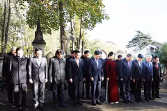 Dans le cadre de sa visite officielle au Royaume-Uni de Grande-Bretagne et d’Irlande du Nord, le 28 octobre (heure locale), le secrétaire général du Parti communiste du Vietnam (PCV) Tô Lâm et son épouse Ngô Phuong Ly, accompagnés d’une haute délégation vietnamienne, se sont rendus au cimetière de Highgate, à Londres, pour rendre hommage au dirigeant du prolétariat Karl Marx. Photo : VNA