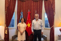 L'ambassadrice du Vietnam en Argentine, Ngo Minh Nguyet et le président de la Confédération des travailleurs de l'État pour l'Amérique latine et les Caraïbes (CLATE) Julio Fuentes. Photo : VNA