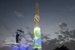 Le logo « Freedom 250 » et une représentation de la Terre sont projetés sur le Washington Monument dans le cadre des célébrations du 250e anniversaire de l'indépendance des États-Unis. Photo: VNA