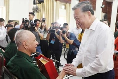 Le leader du PCV Tô Lâm se rend au Centre de soins pour invalides de guerre de Thuan Thanh. Photo : VNA