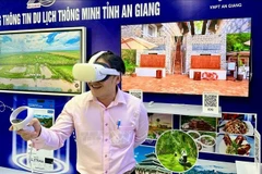 Un touriste expérimente la technologie de réalité virtuelle. Photo: VNA