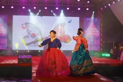 Les visiteurs peuvent essayer le hanbok. Photo : VNA