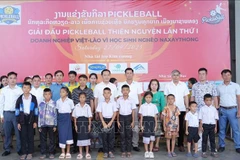 Dans la soirée du 27 septembre, le Club des entreprises de la province de Nghe An dans le district de Naxaithong, à Vientiane, a organisé un programme de remise de 100 bicyclettes et 100 lots de cadeaux à des élèves défavorisés du district. Photo : VNA