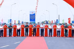 Le Premier ministre Pham Minh Chinh à la cérémonie d’inauguration du nouveau pont Phong Chau dans la province de Phu Tho (Nord). Photo : VNA