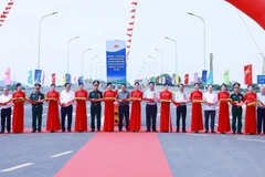 Le Premier ministre Pham Minh Chinh à la cérémonie d’inauguration du nouveau pont Phong Chau dans la province de Phu Tho (Nord). Photo : VNA