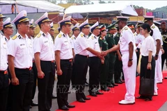 Cérémonie d'accueil du destroyer lance-missiles de la Marine indienne INS Delhi. Photo: VNA