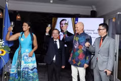 Le vice-président du Comité populaire de Hô Chi Minh-Ville, Bui Minh Thanh (en veste foncée) ; Kees van Baar (deuxième à droite), ambassadeur des Pays-Bas au Vietnam ; et Raissa Marteaux, consule générale des Pays-Bas à Hô Chi Minh-Ville, adressent leurs félicitations au peuple néerlandais à l’occasion de la fête nationale des Pays-Bas. Photo : VNA