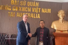 L'ambassadeur du Vietnam en Australie, Pham Hung Tam (à droite) rencontre Simon White, président du Conseil d'affaires Australie-Vietnam pour l'État du Queensland (AVBCQ). Photo : VNA