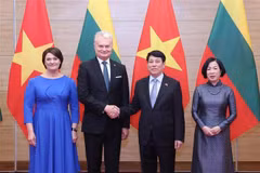 Le président de la République, Luong Cuong, et son épouse président un banquet d’État solennel en l’honneur du président lituanien, Gitanas Nauseda, et de son épouse, actuellement en visite officielle au Vietnam. Photo : VNA