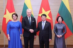 Le président de la République, Luong Cuong, et son épouse président un banquet d’État solennel en l’honneur du président lituanien, Gitanas Nauseda, et de son épouse, actuellement en visite officielle au Vietnam. Photo : VNA