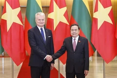 Le président de l'Assemblée nationale du Vietnam, Tran Thanh Man (à droite) et le président lituanien, Gitanas Nauseda. Photo : VNA