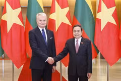 Le président de l'Assemblée nationale du Vietnam, Tran Thanh Man (à droite) et le président lituanien, Gitanas Nauseda. Photo : VNA