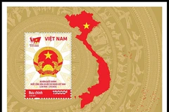 L'échantillon de bloc-feuillet représente l'emblème national de la République socialiste du Vietnam et une carte du pays.