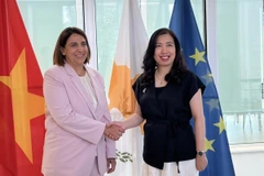La vice-ministre vietnamienne des Affaires étrangères, Lê Thi Thu Hang (à droite) et la vice-ministre permanente auprès du président chypriote, Irene Piki. Photo : VNA