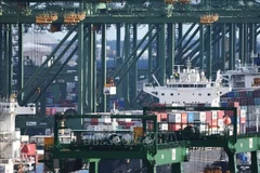 Déchargement de marchandises au port de Pasir Panjang à Singapour. Photo: Xinhua/VNA