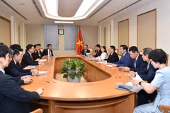 Le vice-Premier ministre a également discuté des questions liées à la construction d'une institution pour exploiter le centre financier international au Vietnam - Photo : VGP