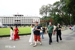 De nombreux visiteurs fréquentent le Palais de la Réunification à Ho Chi Minh-Ville. Photo : VNA