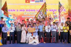 L'équipe "Miếu Bảy Bà" d'An Giang remporte le premier prix de la danse du lion sur poteaux. Photo: VNA