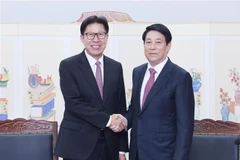 Le président Luong Cuong (droite) rencontre Park Heong Joon, maire de la ville de Busan. Photo: VNA