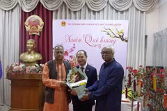 Md. Shah Alam, président du Parti communiste du Bangladesh (gauche) félicite la tenue de cette cérémonie. Photo : VNA