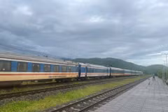 Un train s'arrête en gare en raison des inondations au Centre. Photo : VNR
