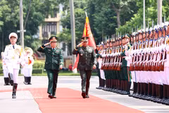 Le général Nguyen Tan Cuong, chef d'état-major de l'Armée populaire vietnamienne et vice-ministre de la Défense nationale, et le général Romeo Brawner Junior, chef d'état-major des forces armées philippines, passent en revue la garde d'honneur de l'Armée populaire vietnamienne. Photo : VNA