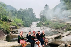 Les touristes visitent la cascade à 7 étages dans le district de Que Phong à Nghe An. Photo : VNA