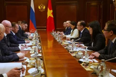 Le Hoai Trung, envoyé spécial du secrétaire général du Parti communiste du Vietnam (PCV), To Lam, membre du Bureau politique et ministre des Affaires étrangères lors de sa rencontre avec Dmitri Medvedev, président du Parti Russie unie, à Moscou le 24 février. Photo diffusée par la VNA