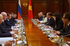 Le Hoai Trung, envoyé spécial du secrétaire général du Parti communiste du Vietnam (PCV), To Lam, membre du Bureau politique et ministre des Affaires étrangères lors de sa rencontre avec Dmitri Medvedev, président du Parti Russie unie, à Moscou le 24 février. Photo diffusée par la VNA