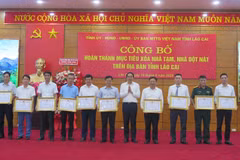 17 collectifs et 13 particuliers ont été honorés par des certificats du Comité populaire provincial, en reconnaissance de leurs contributions exceptionnelles à cette campagne humanitaire. Photo : VNA