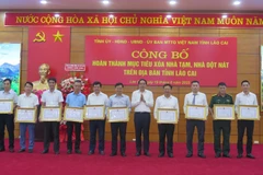 17 collectifs et 13 particuliers ont été honorés par des certificats du Comité populaire provincial, en reconnaissance de leurs contributions exceptionnelles à cette campagne humanitaire. Photo : VNA