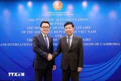 Le vice-ministre vietnamien des Affaires étrangères, Nguyên Manh Cuong (droite) et le secrétaire d'État cambodgien des Affaires étrangères et de la Coopération internationale, Ung Rachana. Photo : VNA