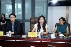 Rachel Isenschmid, secrétaire générale du Forum économique Suisse-Vietnam (SVEF) lors d'une séance de travail avec le Comité populaire de la province de Vinh Long le 17 juillet 2025. Photo: VNA
