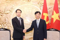 Nguyên Duy Ngoc, membre du Bureau politique, secrétaire du Comité central du Parti et président de la Commission centrale de contrôle du Parti (droite) et He Wei, ambassadeur de Chine au Vietnam. Photo: VNA