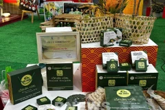 À partir du « com », l’entreprise a élargi sa gamme à des produits salés, des versions végétariennes et à plusieurs produits dérivés, aux côtés des spécialités traditionnelles. Photo : VNA