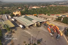 Activités d'import-export au poste frontière international de Lao Bao, province de Quang Tri. Photo : VNA