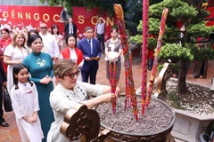 Les deux épouses offrent de l'encens au temple Ngoc Son. Photo : VNA