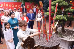Les deux épouses offrent de l'encens au temple Ngoc Son. Photo : VNA