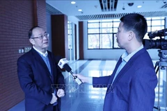 Le professeur Jin Canrong (gauche), directeur adjoint de l'Institut des relations internationales de l'Université populaire de Chine - l'Université Renmin de Chine, dans une interview accordée au correspondant de l’Agence vietnamienne d’information (VNA) à Pékin. Photo : VNA