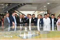 Le vice-Premier ministre Ho Duc Phoc à la tête d’une délégation vietnamienne visite l'usine Airbus à Séville, l'un des sites de production clés du groupe Airbus dans les secteurs de l'aviation et de la défense. Photo : VNA