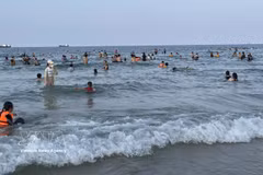 La plage de Cua Viet devient une destination idéale pour les habitants et les touristes à l’occasion des jours fériés. Photo: VNA