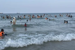 La plage de Cua Viet devient une destination idéale pour les habitants et les touristes à l’occasion des jours fériés. Photo: VNA
