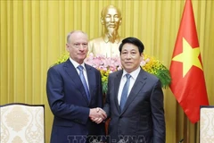 Le président vietnamien Luong Cuong (à droite) et Nikolaï Patrouchev, assistant du président russe et président du Conseil maritime de la Russie, Photo : VNA